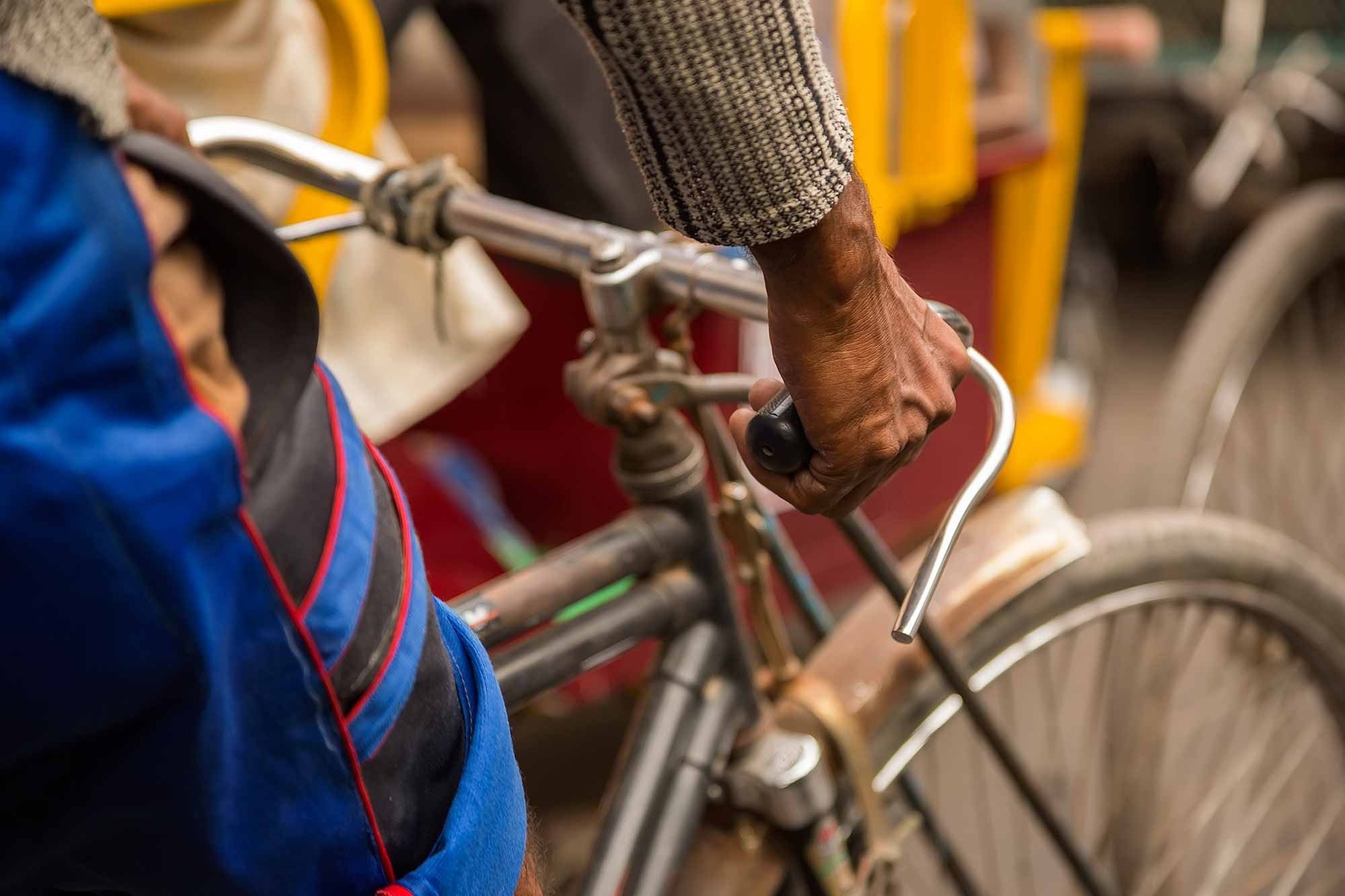 rikschaw-driver-streets-kolkata-west-bengal-india-1-CyjYB.jpg