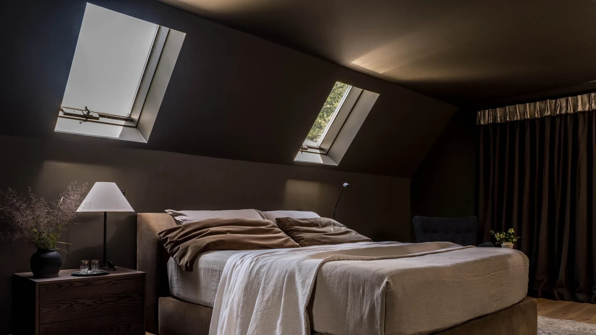 moore-house-design-interior-designer-blair-moore-new-england-the-belgian-midcentury-project-main-bedroom-11jpeg.webp
