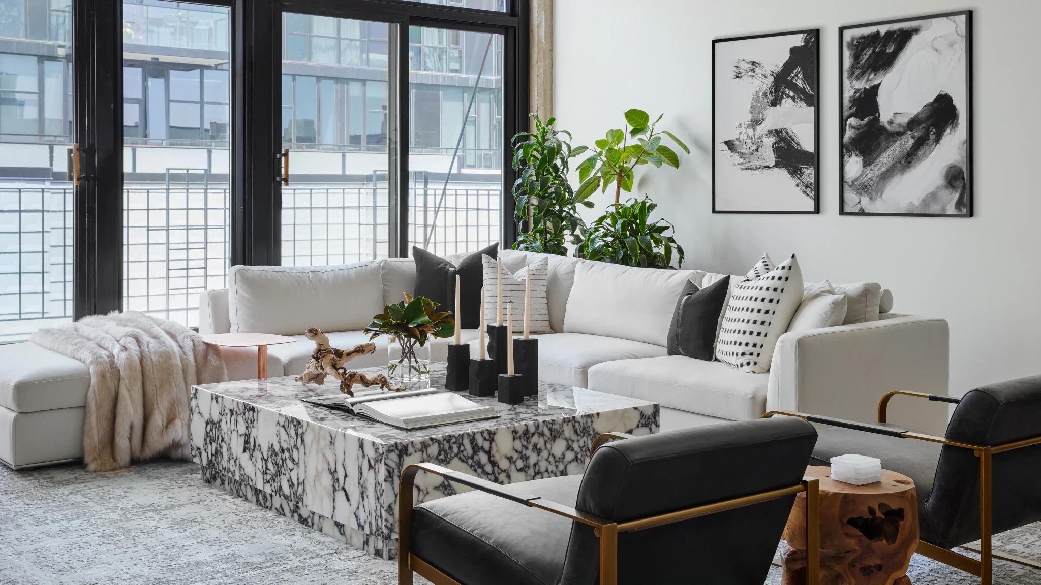 living-room-devon-grace-interiors-credit-dustin-halleck-1jpg.webp