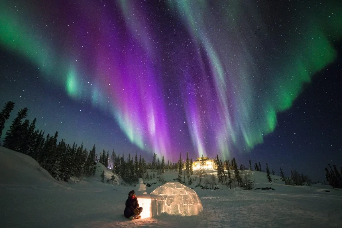 igloo-bll-under-aurora.webp