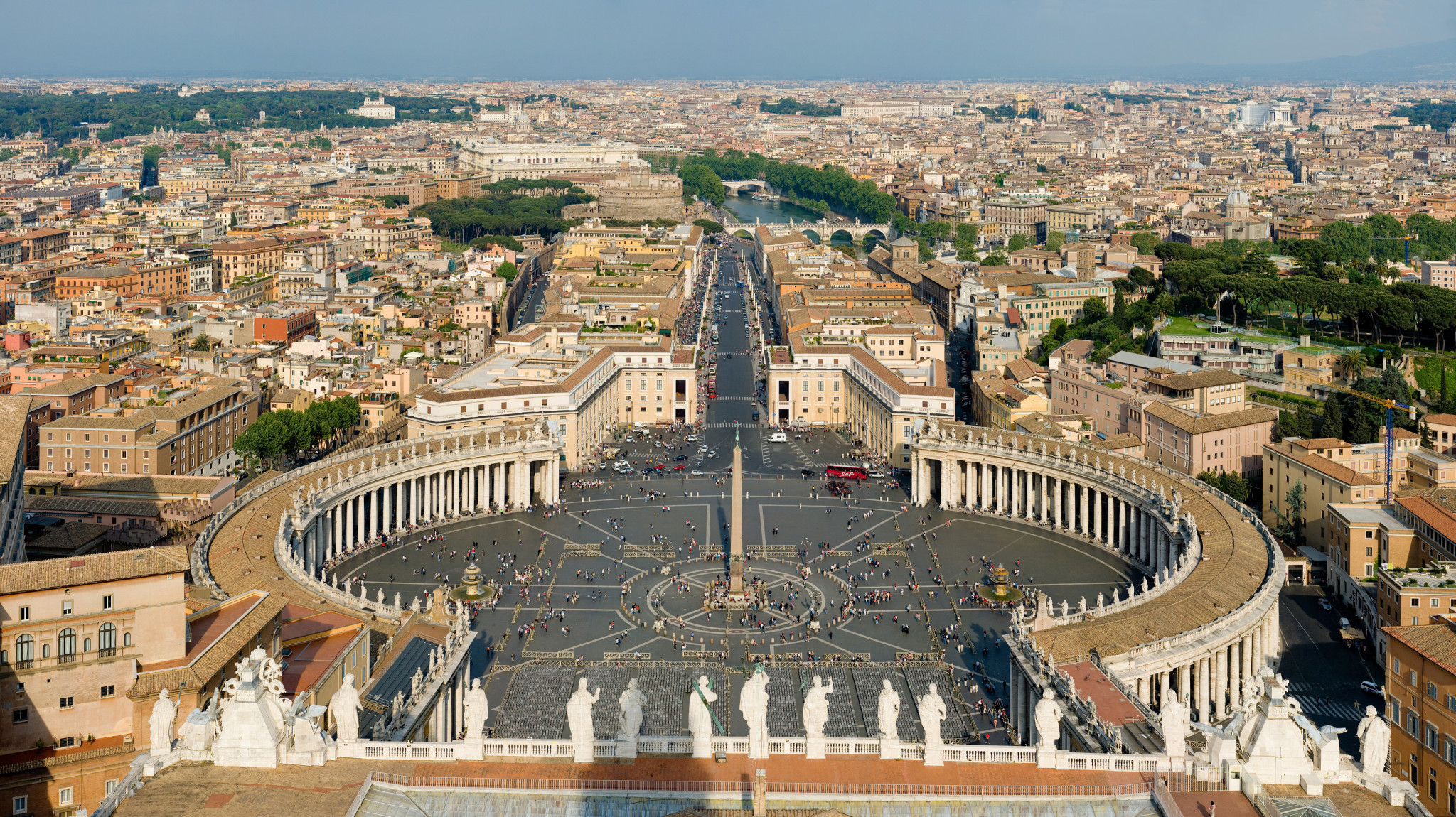 st-peters-square-vatican-city-april-2007.jpg