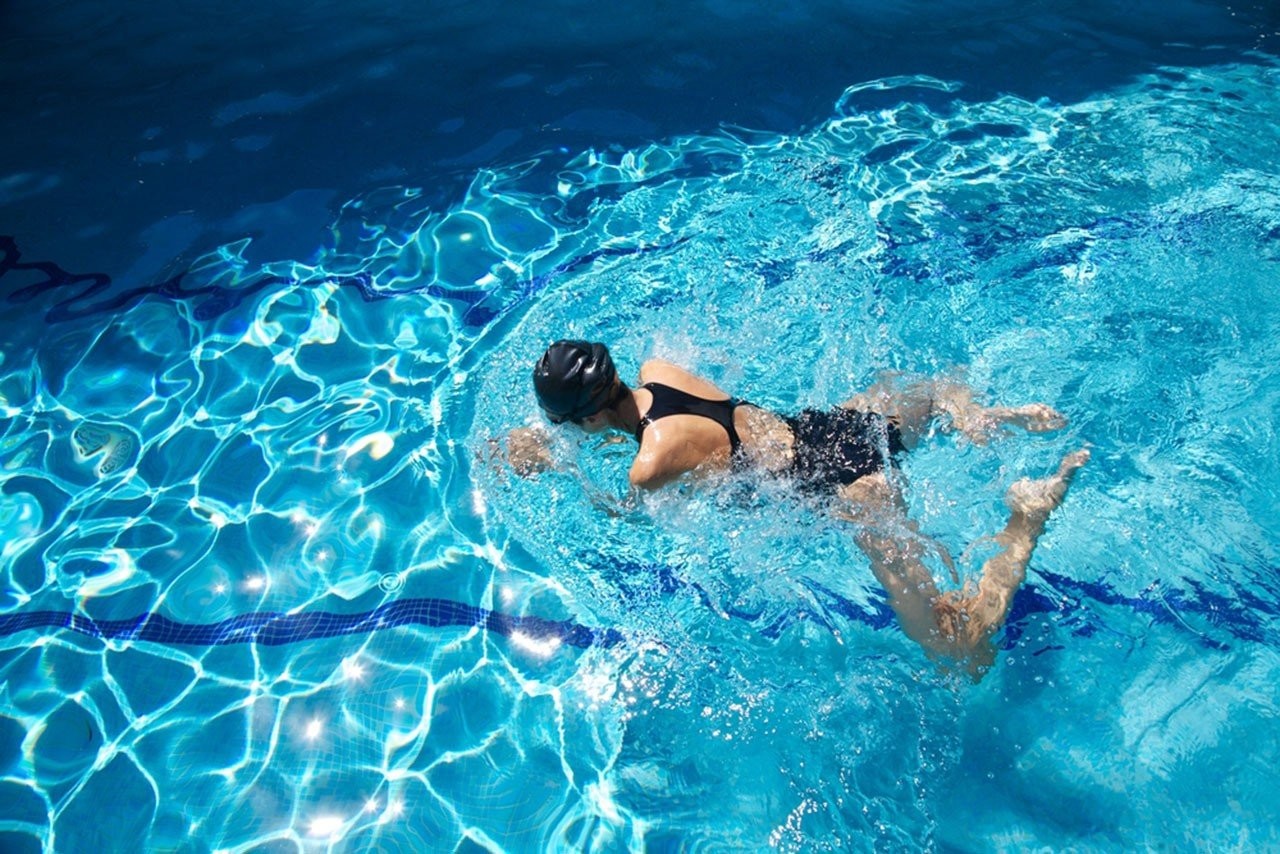 1-swimming-glow-niki.jpg