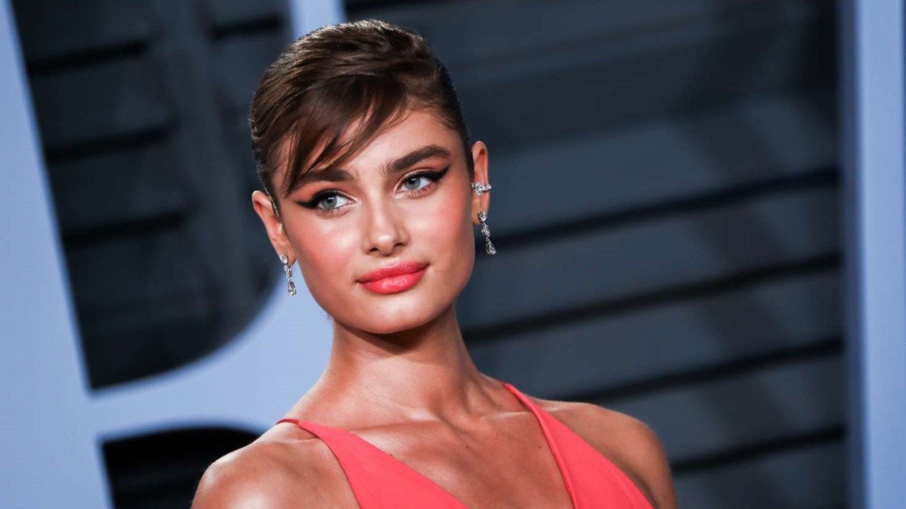 taylor-hill-coral-lips.jpg taylor-hill-coral-lips.jpg
