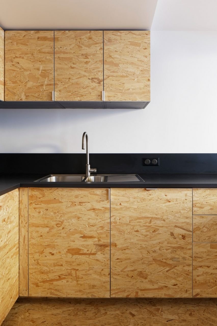 under-the-roof-flca-interiors-dezeen-2364-col-5-852x1277.jpg