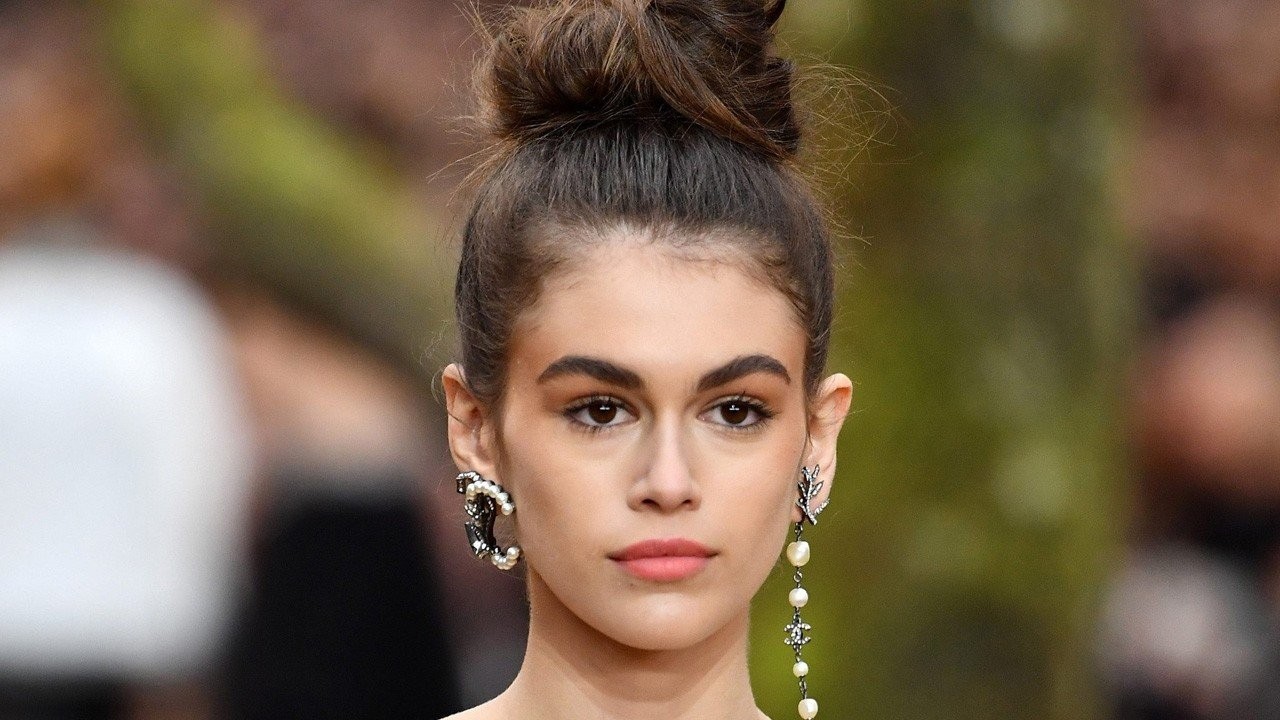 messy-bun-chanel-kaia-gerber.jpg messy-bun-chanel-kaia-gerber.jpg