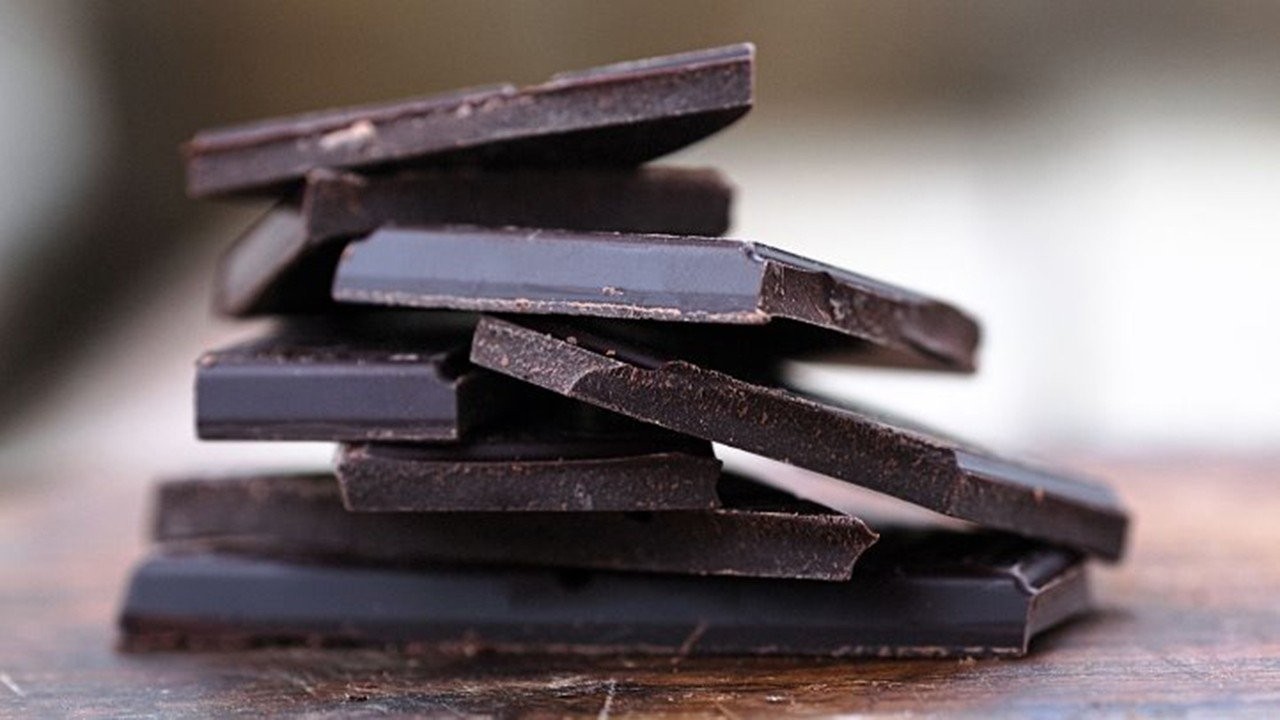glow-healthy-skin-diet-dark-chocolate.jpg