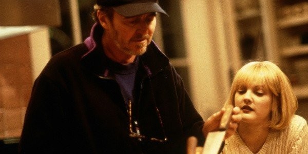 scream-wes-craven-drew-barrymore-behind-the-scenes.jpg scream-wes-craven-drew-barrymore-behind-the-scenes.jpg