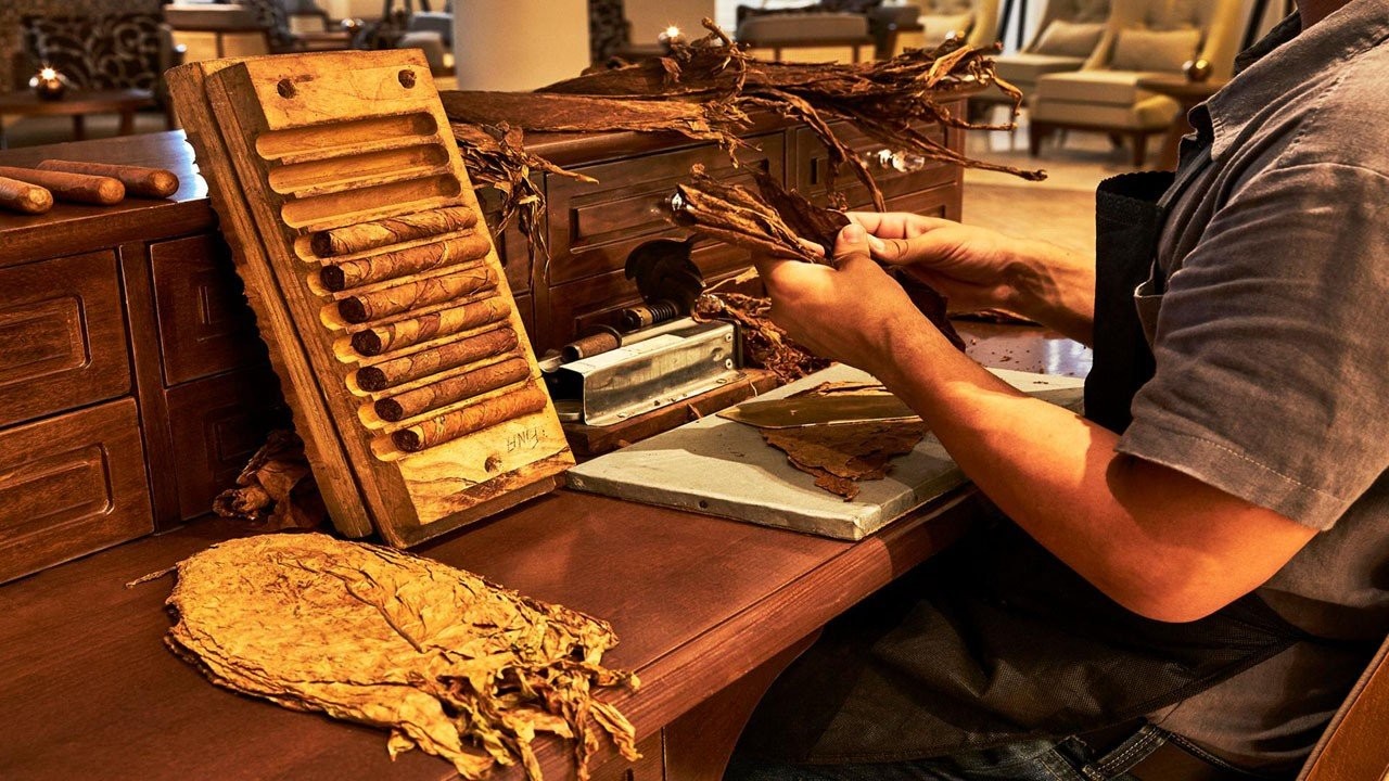 tobacco-lounge-cigar-desk-2.jpg