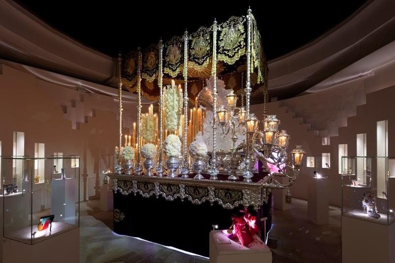 https-hypebeastcom-wp-content-blogsdir-6-files-2020-01-christian-louboutin-exhibition-palais-de-la-porte-doree-05.jpg