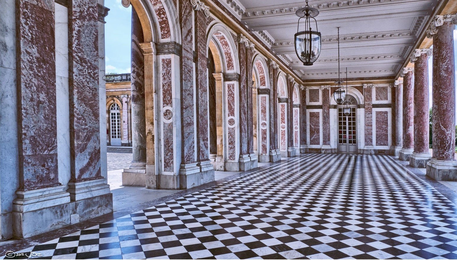 palace-of-versailles-marbled-floors-e1571153524753.jpg