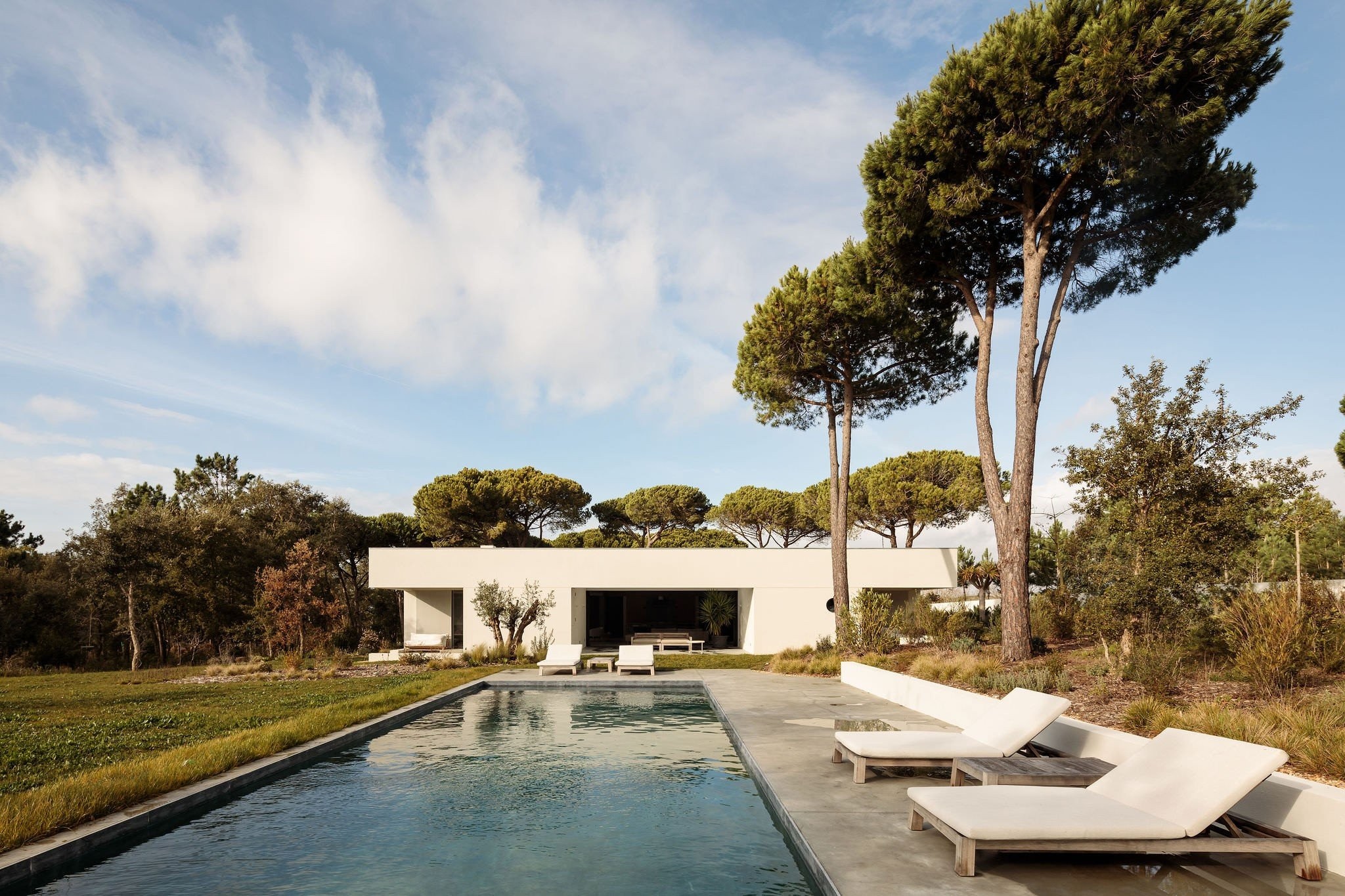 atelier-rua-casa-meco-holiday-house-portugal-photo-francisco-nogueira-yellowtrace-20-dodHX.jpg