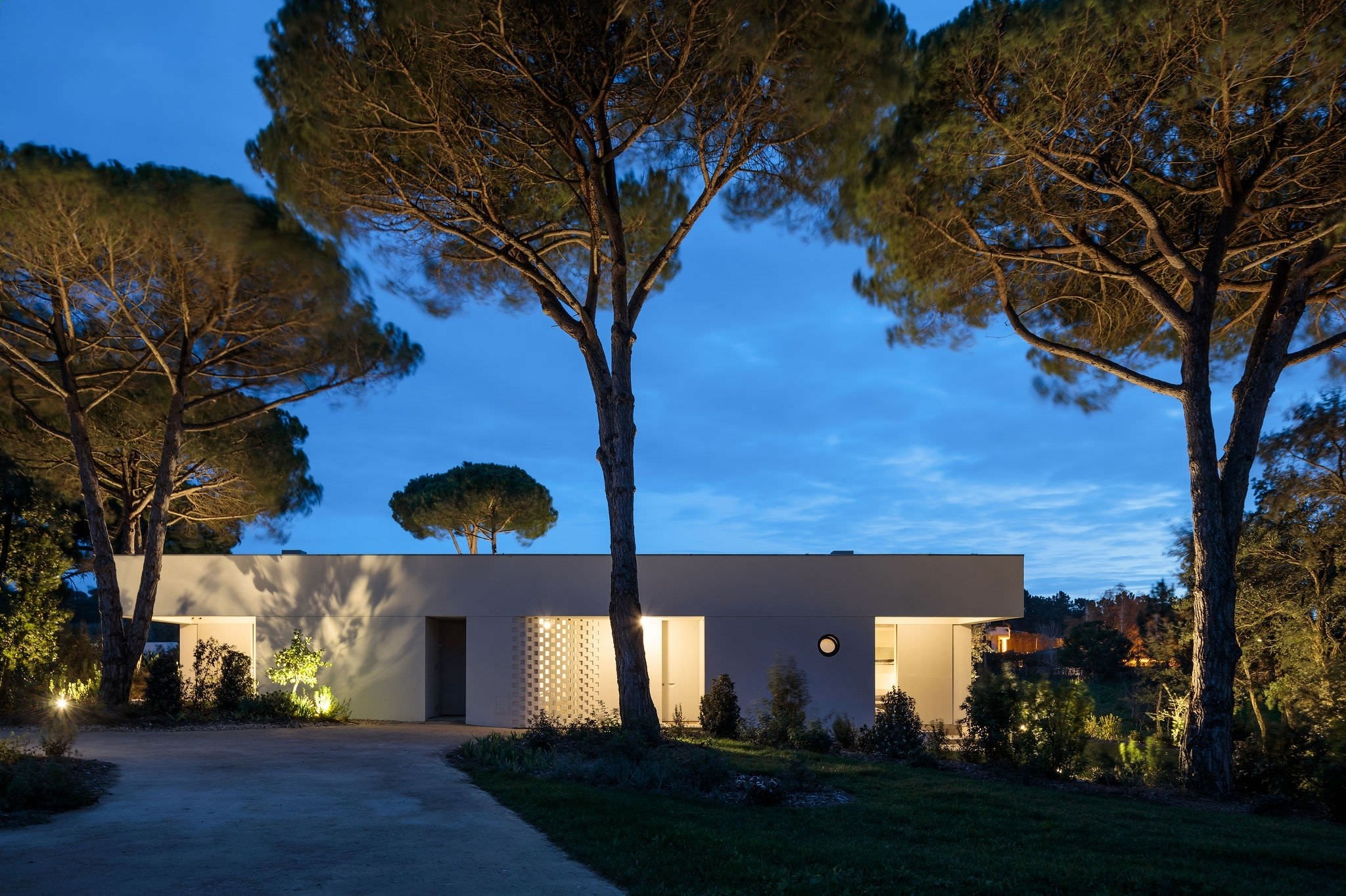 atelier-rua-casa-meco-holiday-house-portugal-photo-francisco-nogueira-yellowtrace-25-SmaKF.jpg