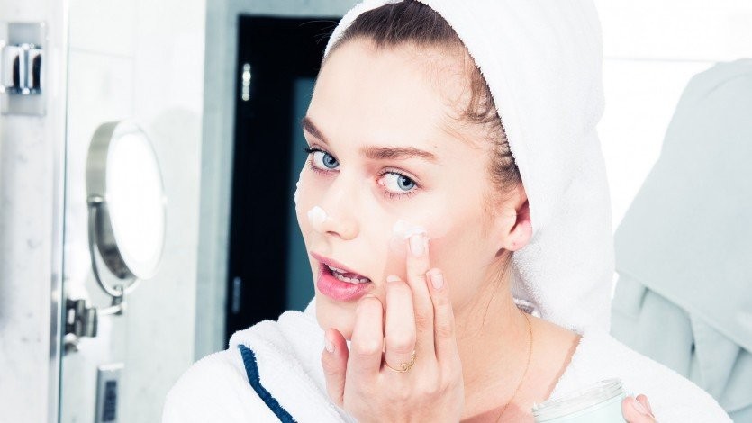 coveteur-editorial-hotel-shoot-181-applying-too-much-moistruizer-homepage-835x470.jpg