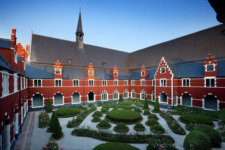 locatie-abdij-binnentuin.jpg