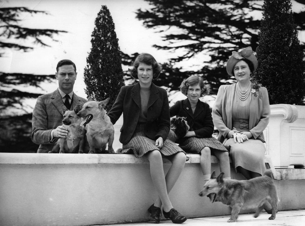 1940-h-vasiliki-oikogheneia-pozarei-ston-kipo-toy-roaghial-lotz.jpg