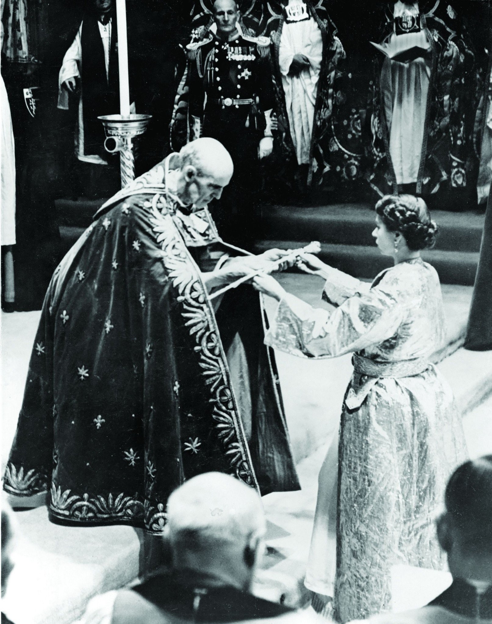 1952-ntimeni-me-mia-peritekhni-rompa-me-khriso-yfasma-i-elisavet-dekhetai-to-skiptro-me-ton-stauro-to-symvolo-tis-vasilikis-eksoysias.jpg