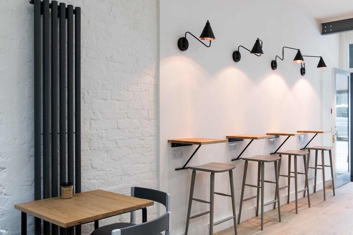 minimal-design-me-industrial-anafores-sto-bar-toy-kin-cafe.jpg