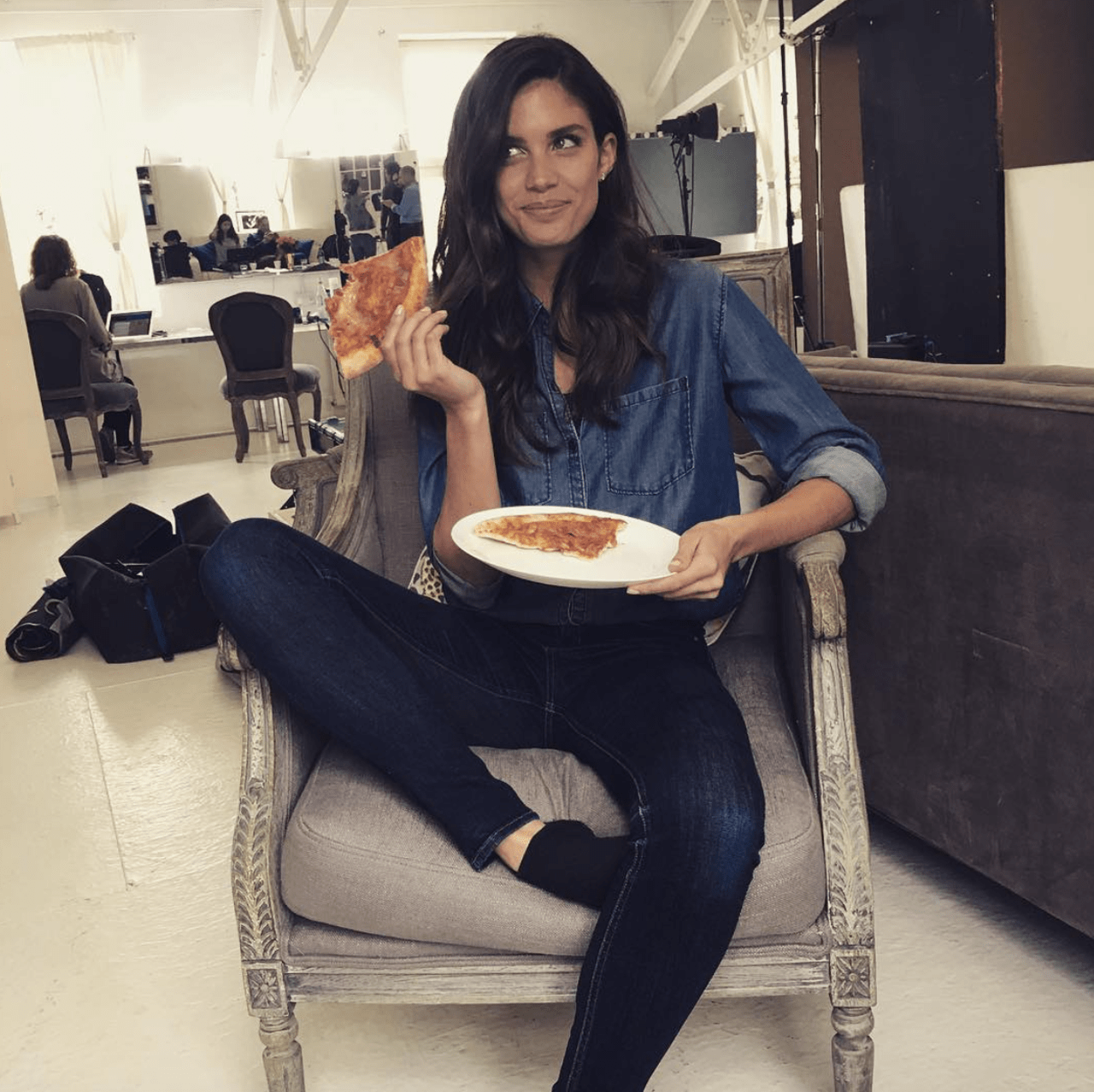 sara-sampaio-eating.png