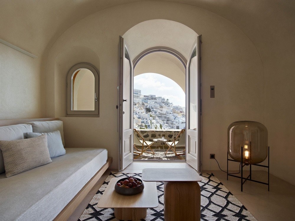 the-greek-foundation-santorinivillabordeaux1-rnOCT.jpg