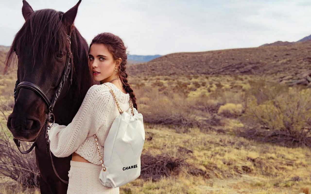 margaret-qualley-chanel-22-bag.jpg