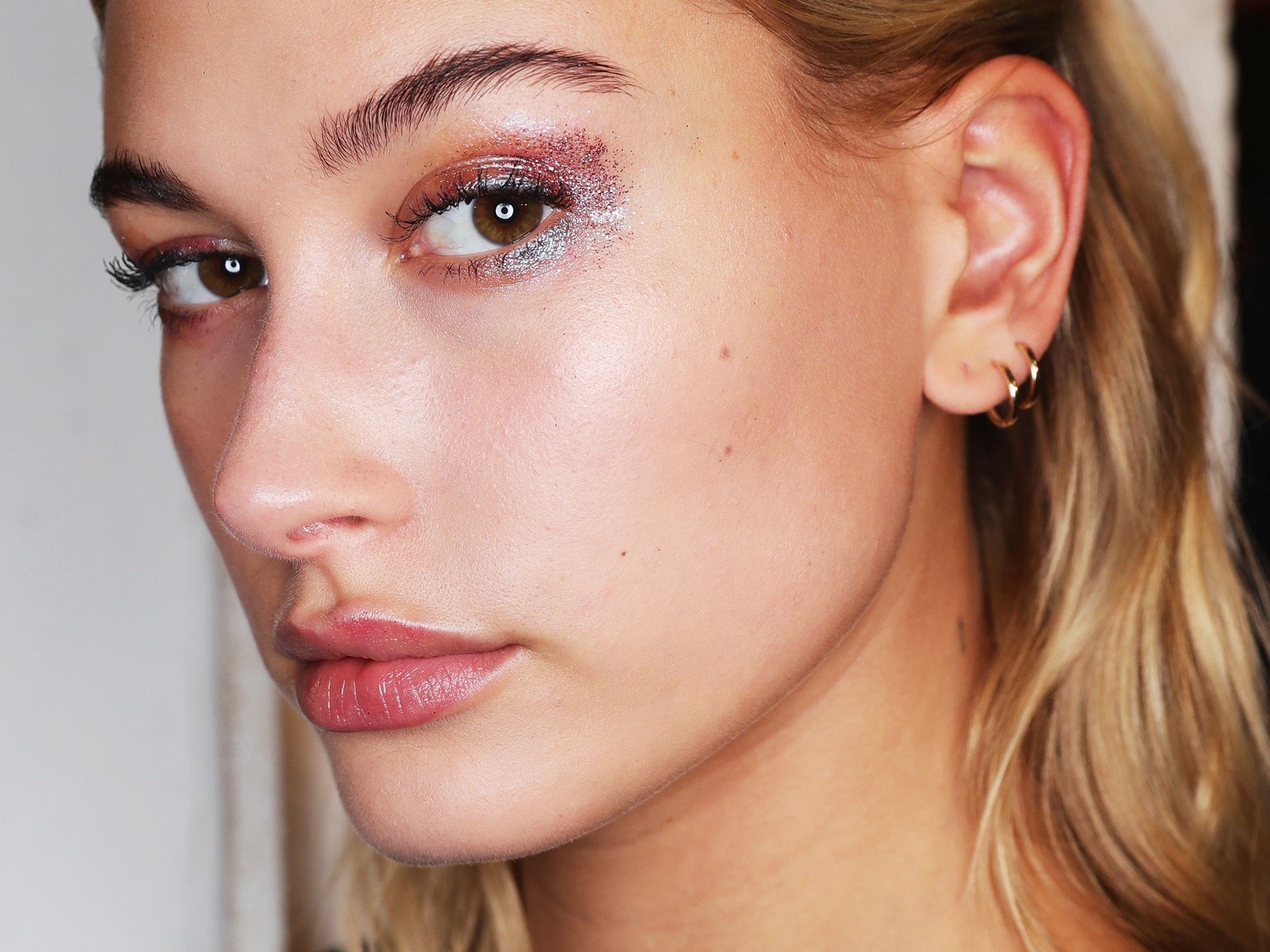 glitter-eye-hailey-baldwin-8FlIW.jpg