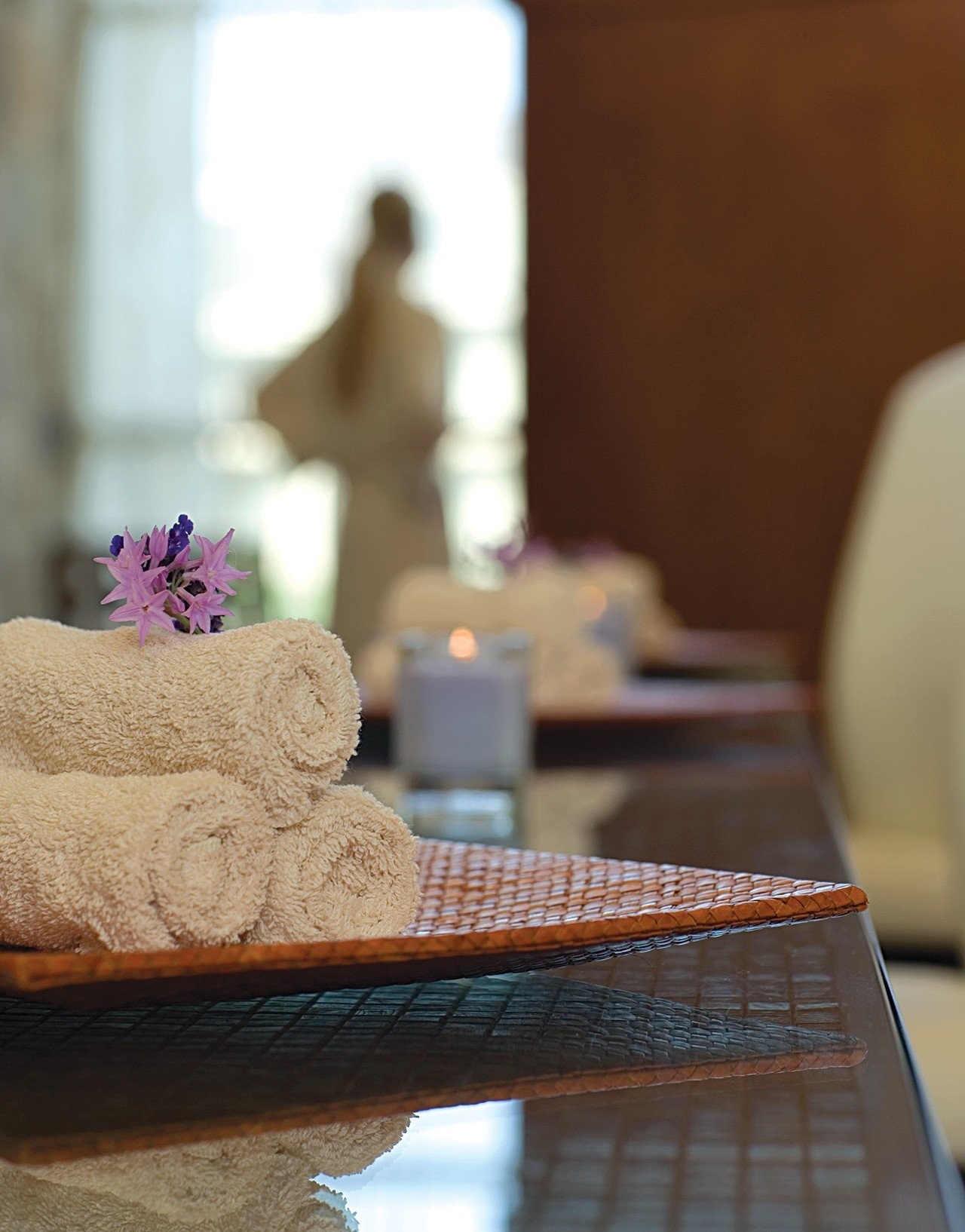 leis-p005-woman-in-spa-room-46138-med.jpg