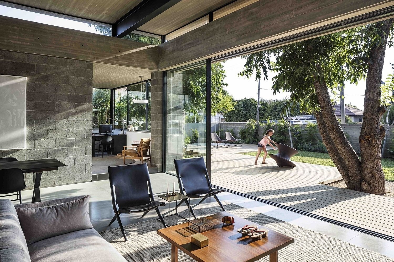raw-finishes-and-blockwork-create-a-cozy-and-elegant-israeli-home-NxI6V.jpg