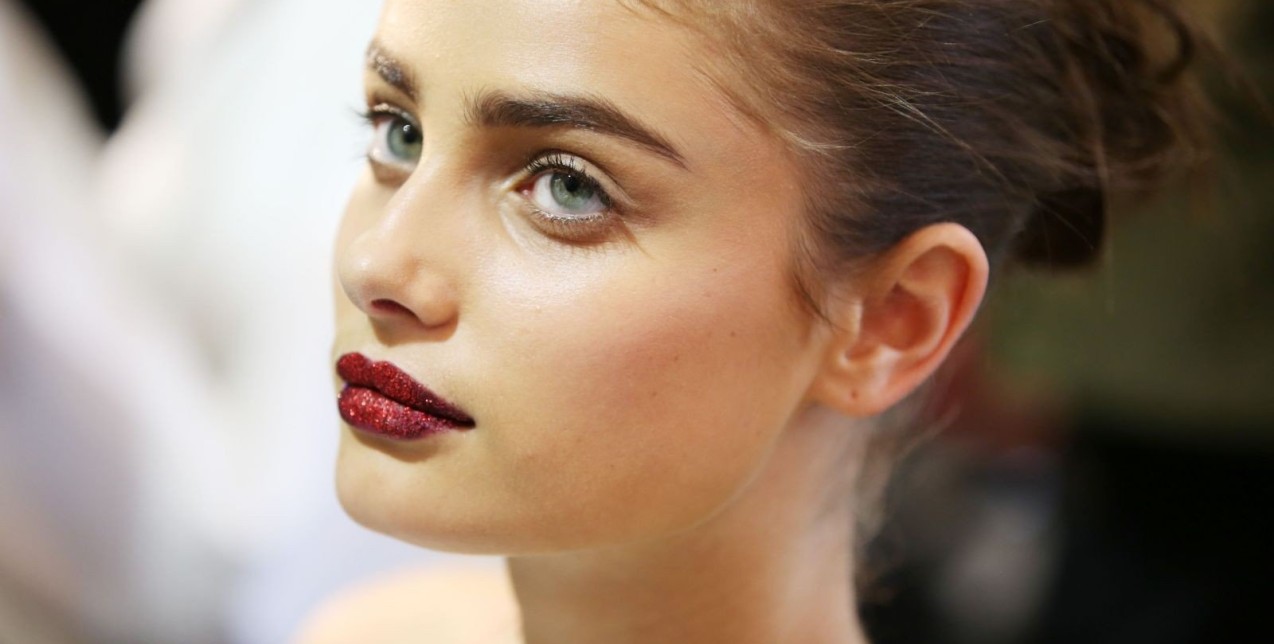 Glam trend: Αποχαιρετήστε το 2018 με σέξι glitter φιλιά