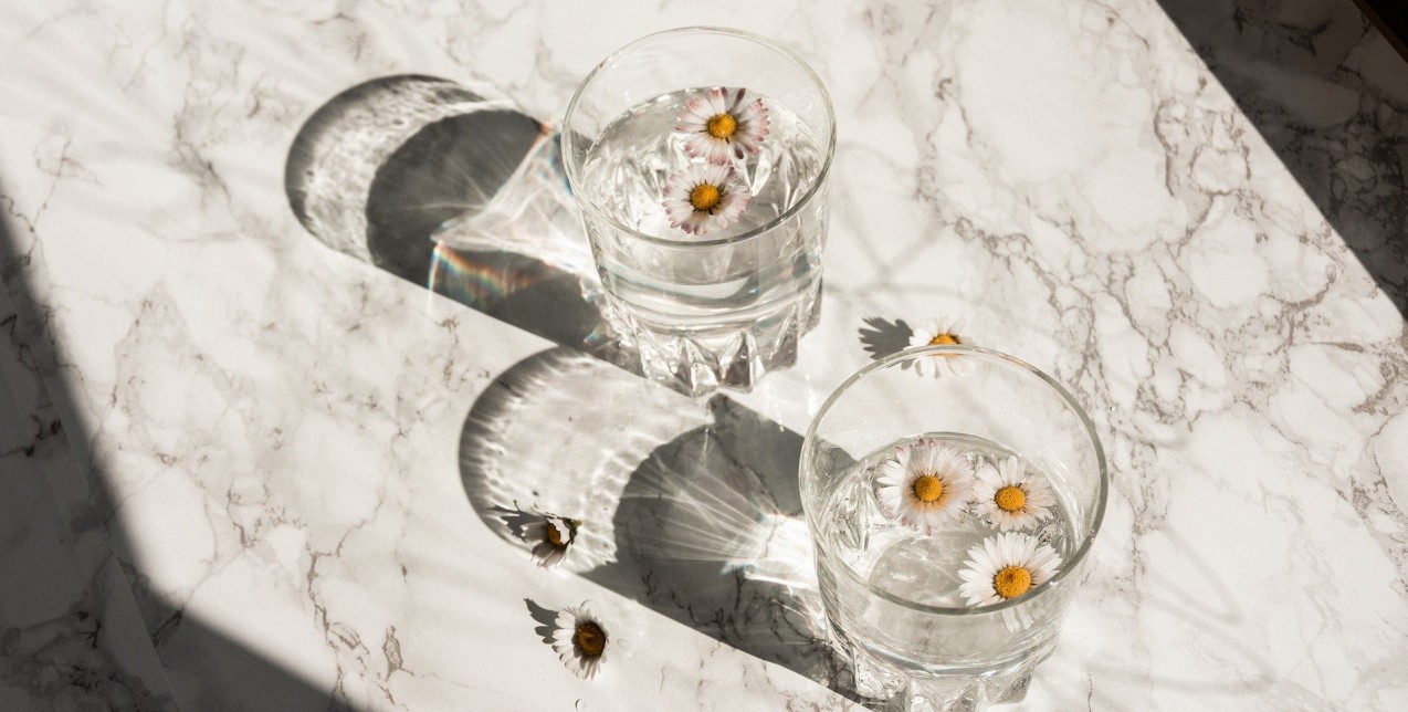 Γιατί πρέπει να πίνουμε ένα ποτήρι νερό με το που ξυπνάμε; 