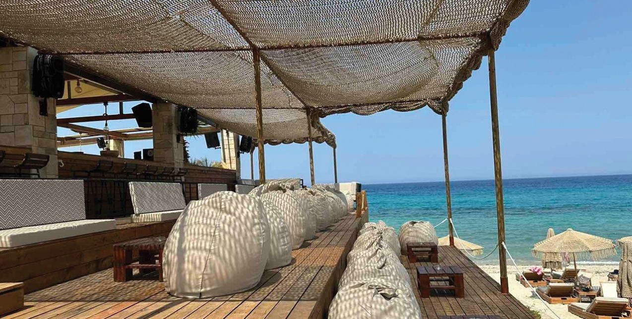 Tο πιο μαγευτικό ηλιοβασίλεμα του καλοκαιριού ανήκει σε αυτό το elegant bar της Χαλκιδικής 