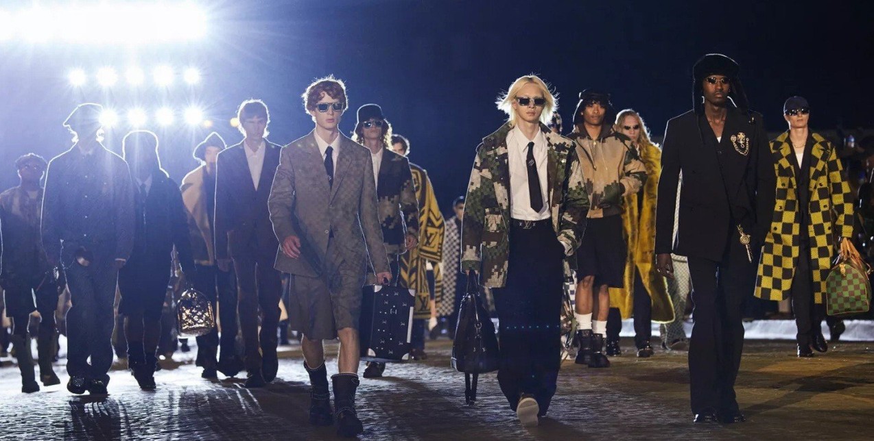 H γέφυρα Pont Neuf στο Παρίσι φωτίστηκε από τις δημιουργίες του Pharrell Williams για τον Louis Vuitton 