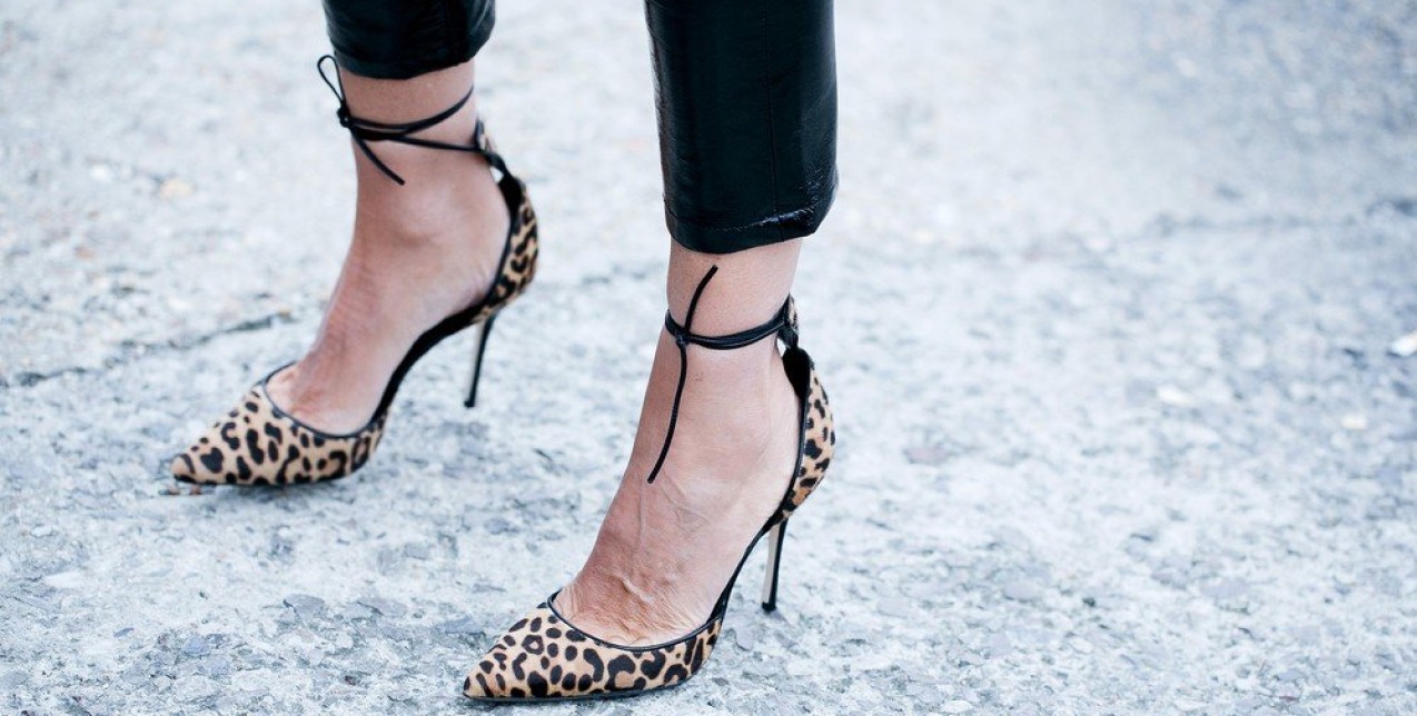 Πρήζονται τα πόδια σας από τη ζέστη; Ένας ειδικός εξηγεί γιατί και πώς να το σταματήσετε