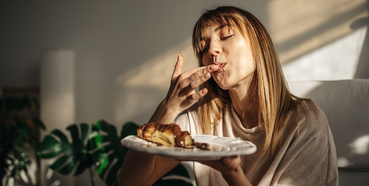 Συναισθηματικό φαγητό: Γιατί συμβαίνει και πώς να το διαχειριστείτε σύμφωνα με μία ψυχολόγο 