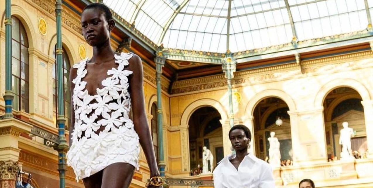 H τάση που είδαμε στην επίδειξη του Valentino και πρόκειται να αντικαταστήσει την classic handbag 