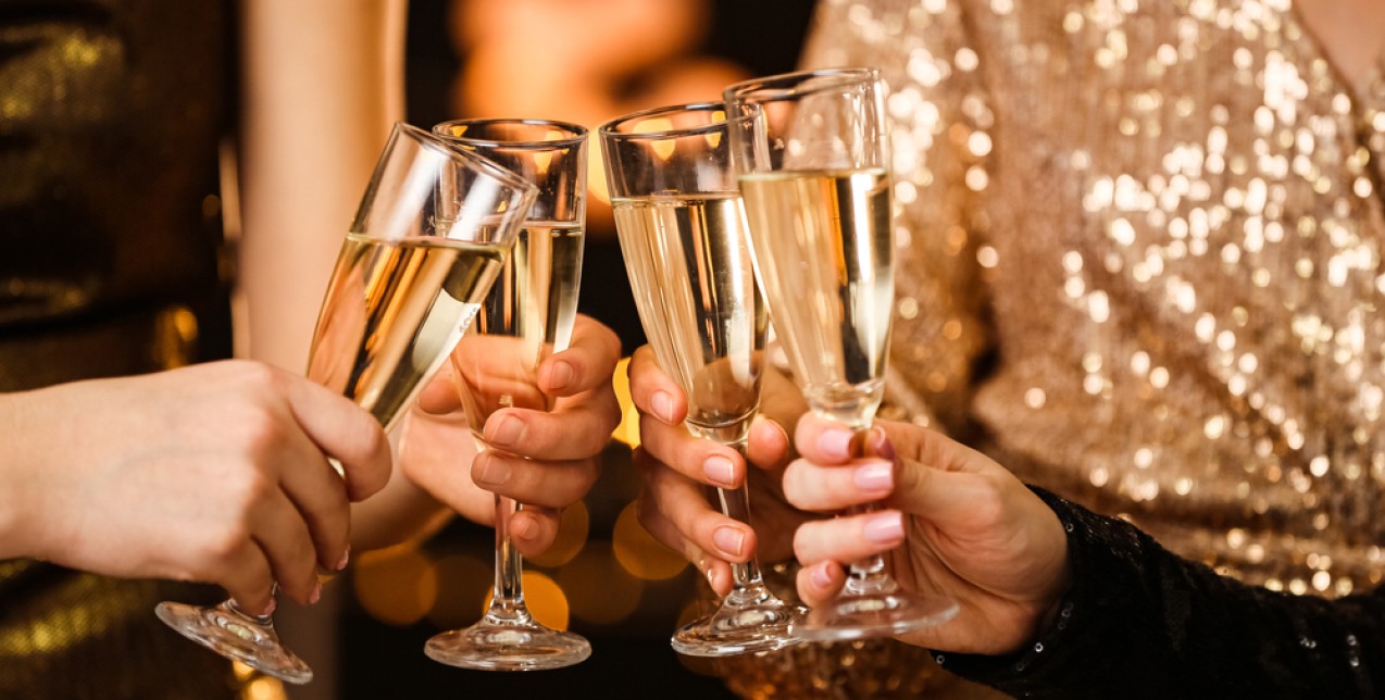 Πώς να αποφύγετε το πρήξιμο από το αλκοόλ 