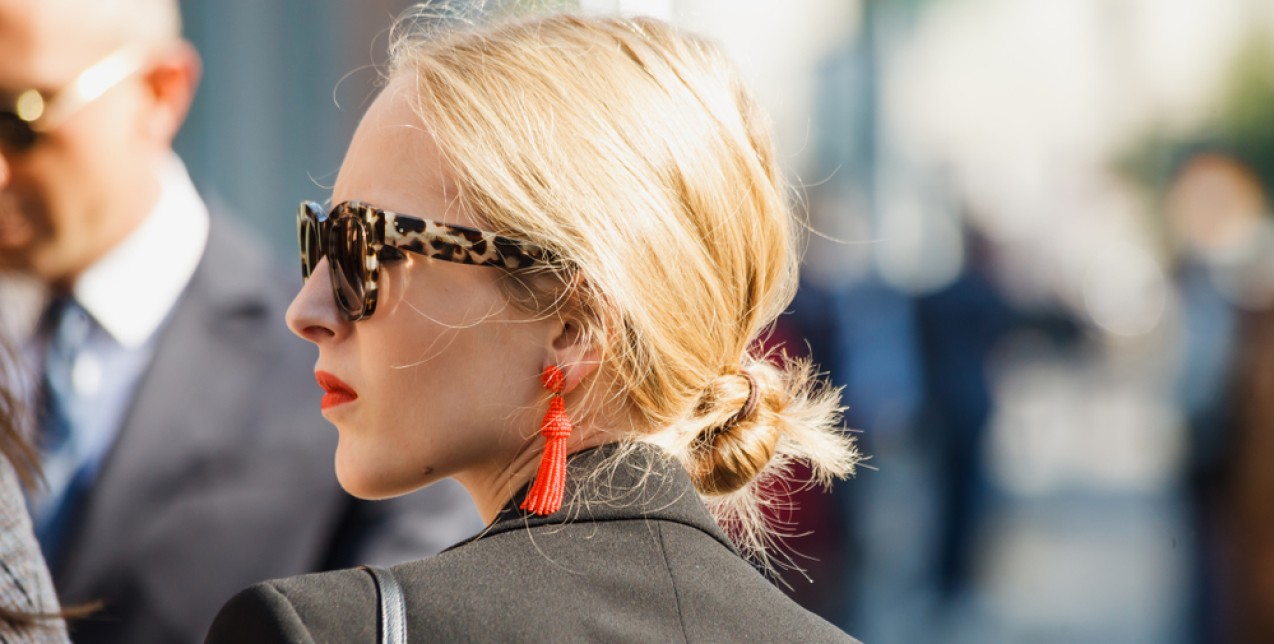 Λαδώνουν τα μαλλιά σας; 10 tips για να το αποφύγετε 