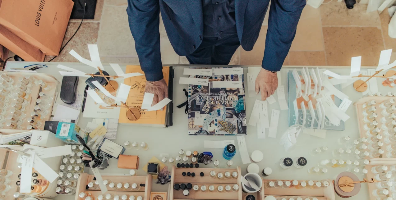 Το νέο βιβλίο της Louis Vuitton είναι ένας εικονογραφημένος άτλαντας αρωμάτων