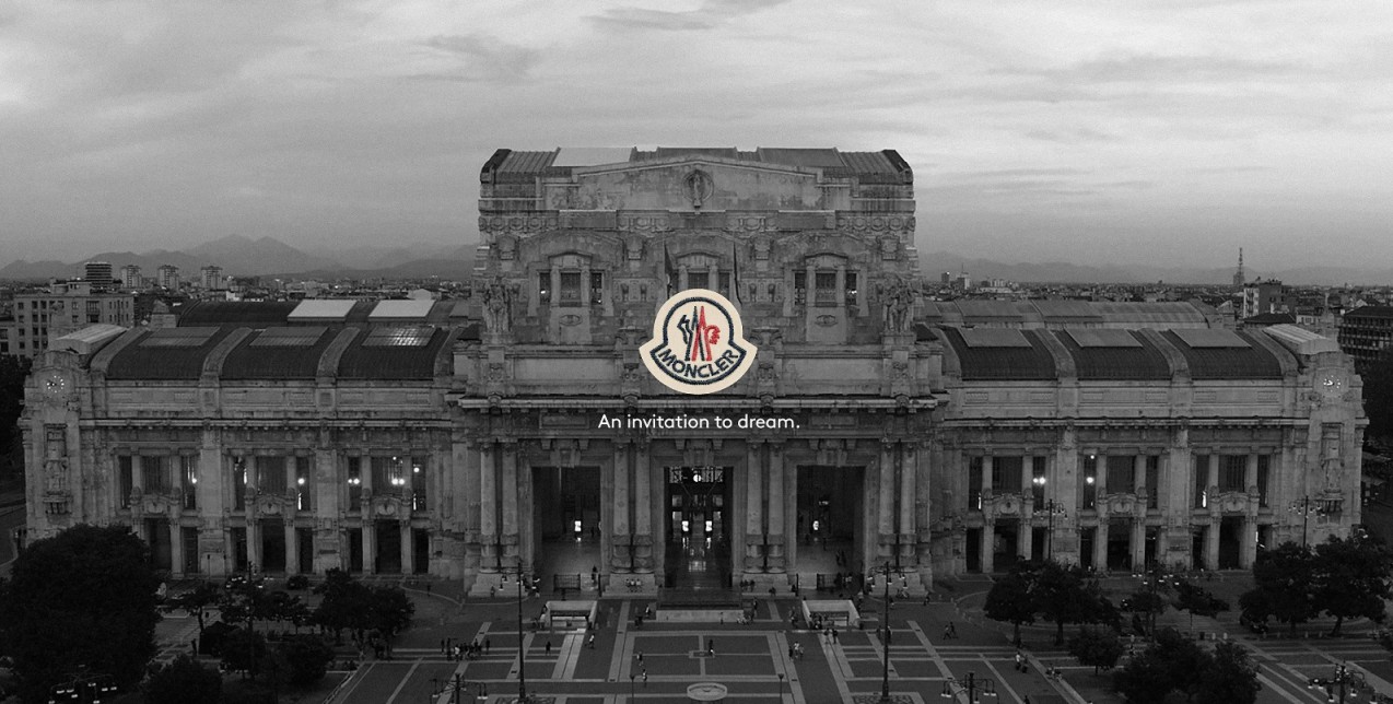 Η νέα εντυπωσιακή έκθεση του οίκου Moncler που μετατρέπει τον κεντρικό σιδηροδρομικό σταθμό του Μιλάνου σε δημόσια gallery 