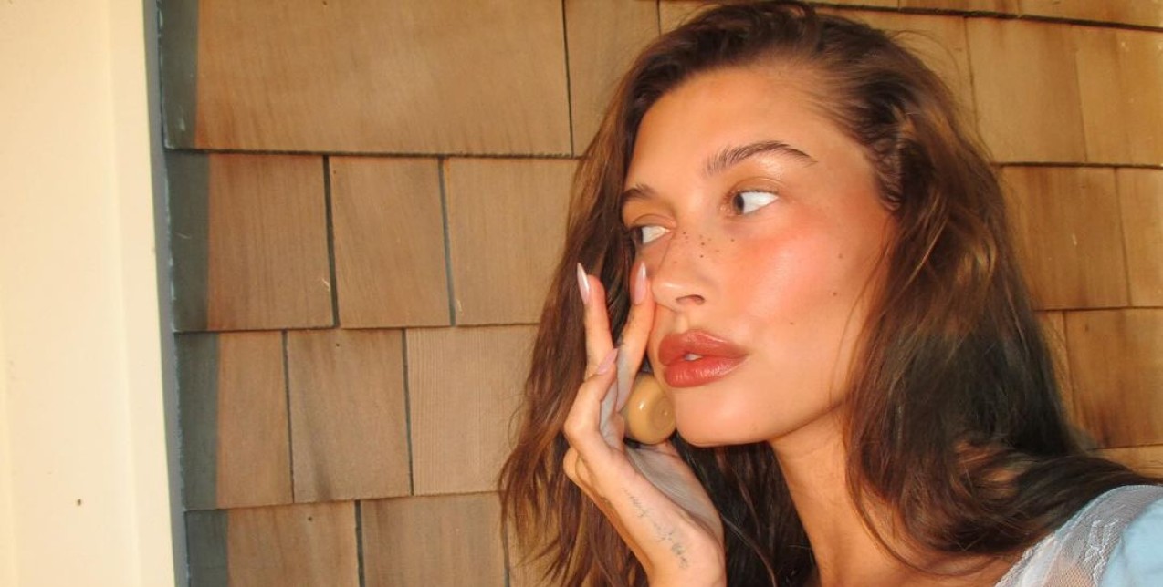 Επιτρέψτε στo cream blush trick της Hailey Bieber να ξεκινήσει την καλύτερη ανοιξιάτικη τάση ομορφιάς