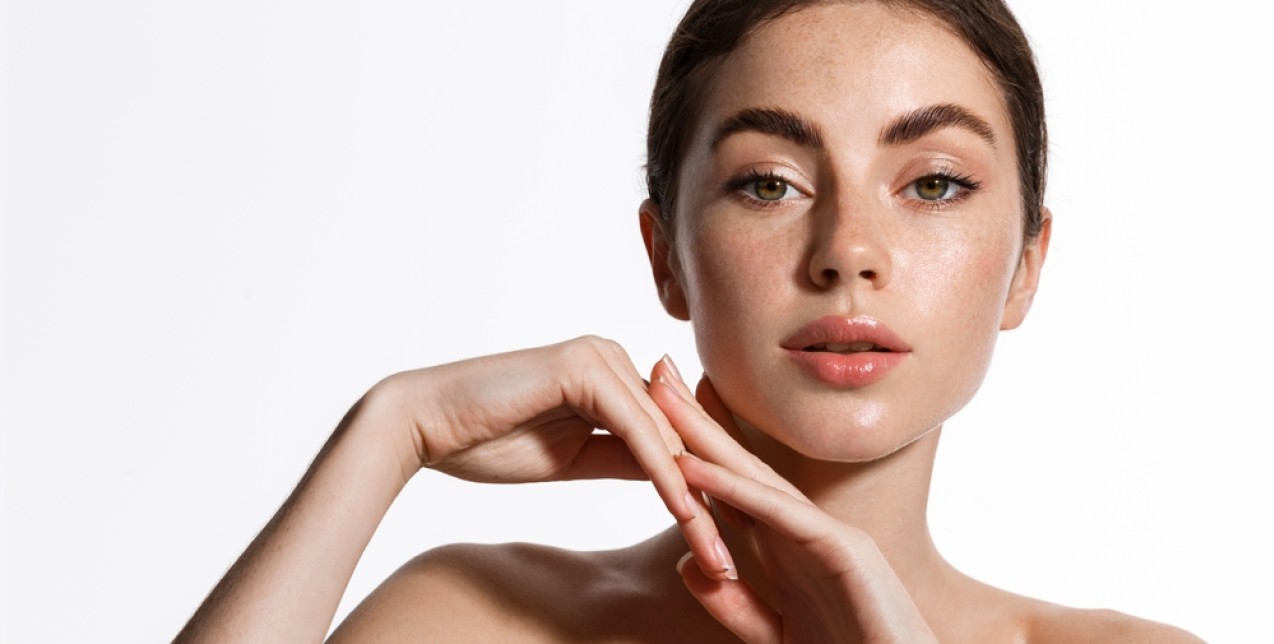 Face Yoga: Μία ρουτίνα περιποίησης προσώπου που θα τονώσει και θα σμιλεύσει το δέρμα σας 