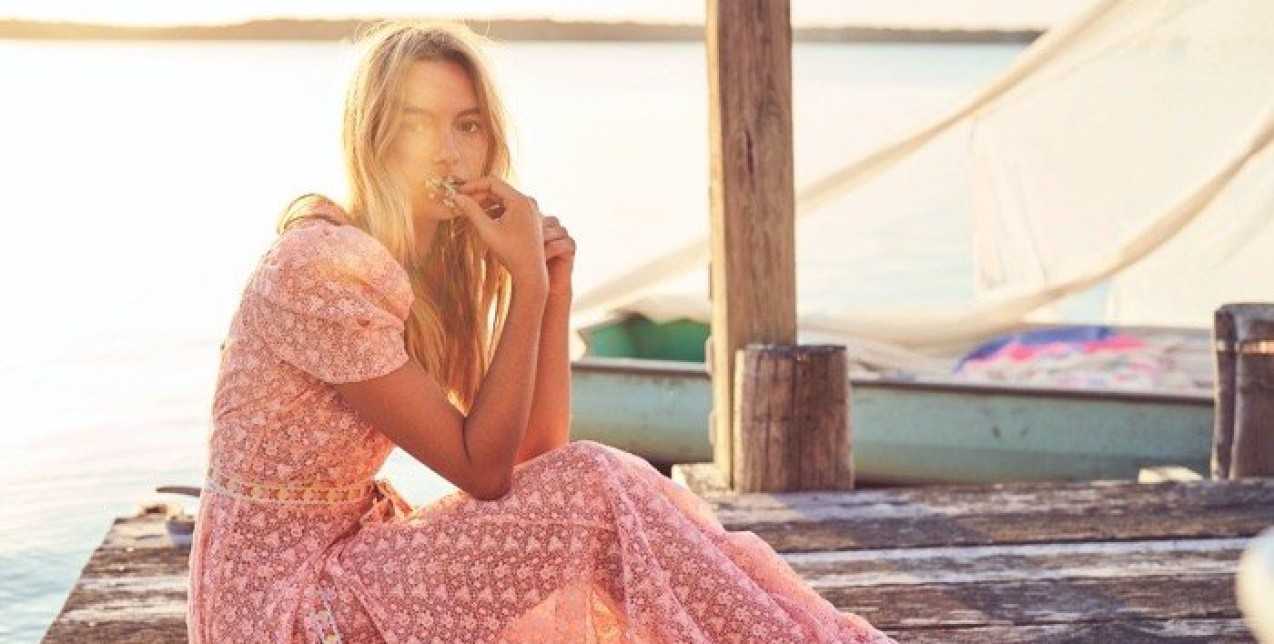 Sunkissed & Stylish: Τα καλοκαιρινά χρώματα που θα αναδείξουν το μαύρισμά σας