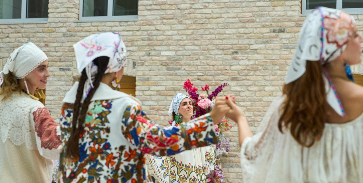 Η συλλογή "Folklore" επιδιώκει να τιμήσει την ελληνική καταγωγή της συνιδρύτριας του brand Rianna + Nina