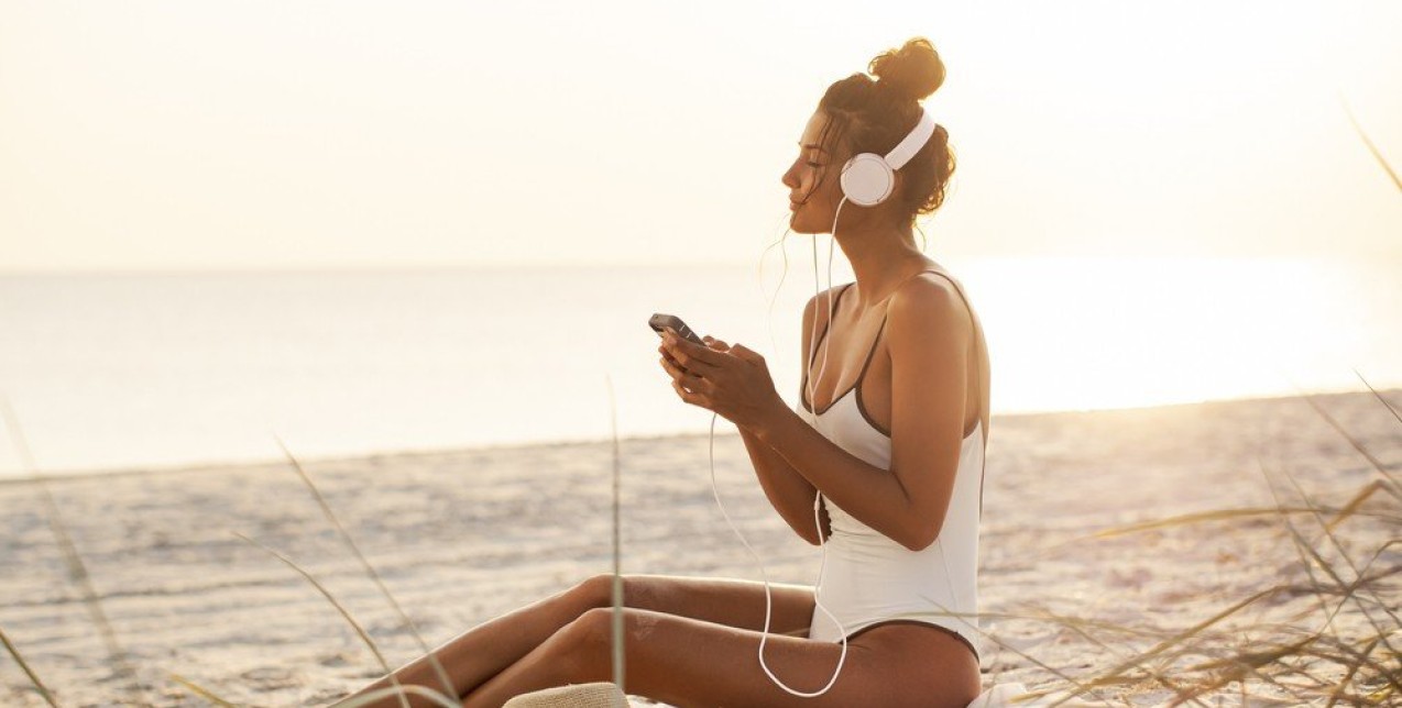 Τα fashion podcasts που αξίζουν μια θέση στην καλοκαιρινή σας playlist