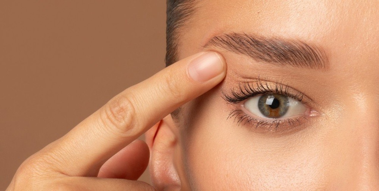 Thick eyebrows: Πώς να τα αποκτήσετε φυσικά και με μακιγιάζ