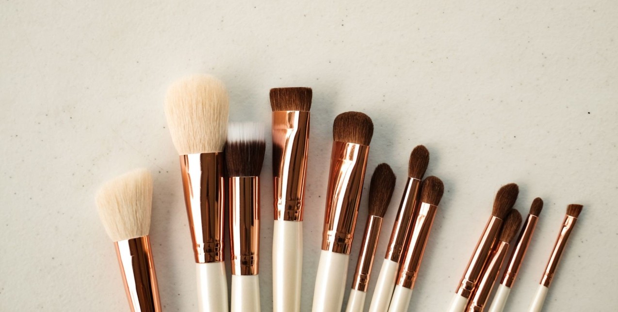 Πώς να καθαρίζετε τα makeup brushes σας & πόσο συχνά να το κάνετε