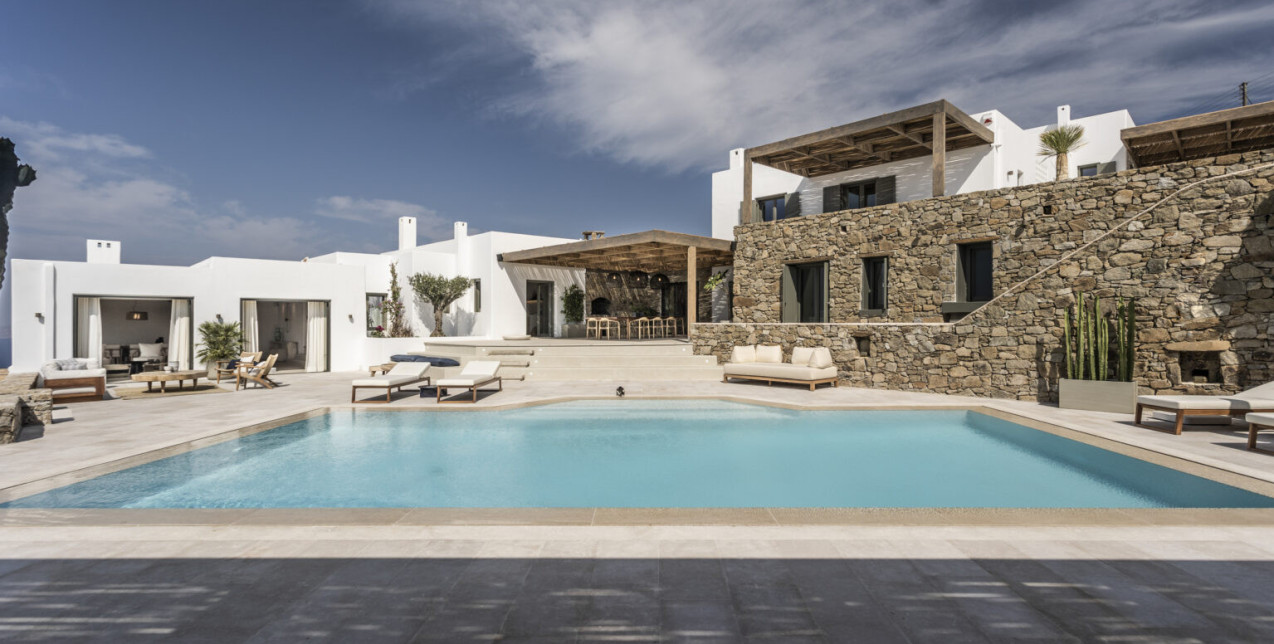 Η βίλα Kyanos στη Μύκονο είναι ένα μοντέρνο καταφύγιο διακριτικής πολυτέλειας απόλυτα ενσωματωμένη στο μαγευτικό φυσικό τοπίο 