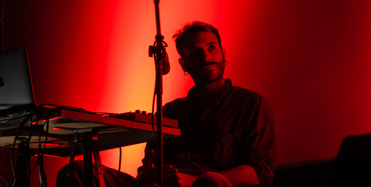 SKG Stories: Ο Αχιλλέας Μεσάικος μετατρέπει τη μελαγχολία της πόλης σε τρόπο έκφρασης της τέχνης του