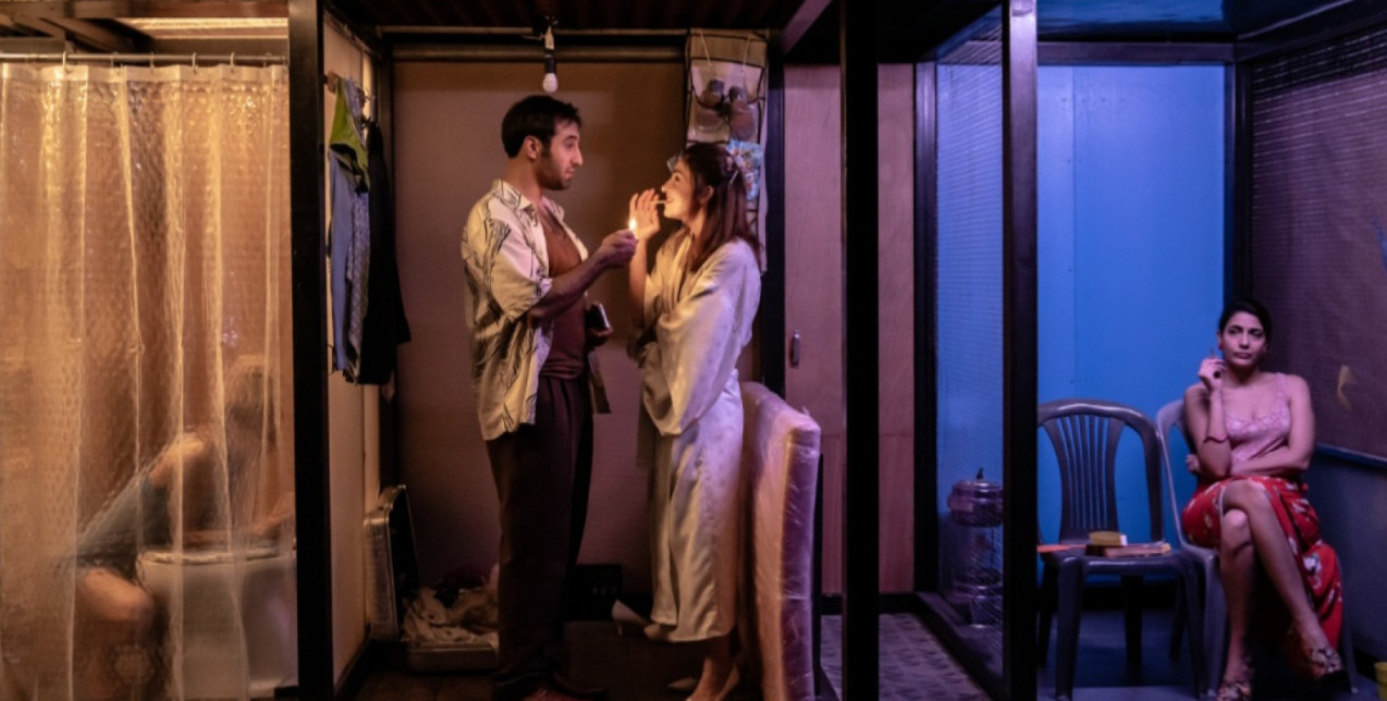 Μια ανάσα πριν την αυλαία: Μπήκαμε στα καμαρίνια του «Λεωφορείο ο Πόθος» και συζητήσαμε με τους πρωταγωνιστές κατά τη διάρκεια της προετοιμασίας τους