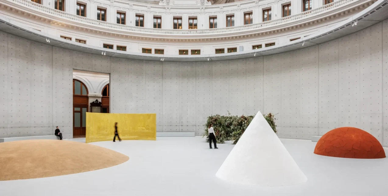 Chryssa & Iannis Xenakis σε μια σπουδαία έκθεση αφιερωμένη στον μινιμαλισμό στο Bourse de Commerce - Pinault Collection