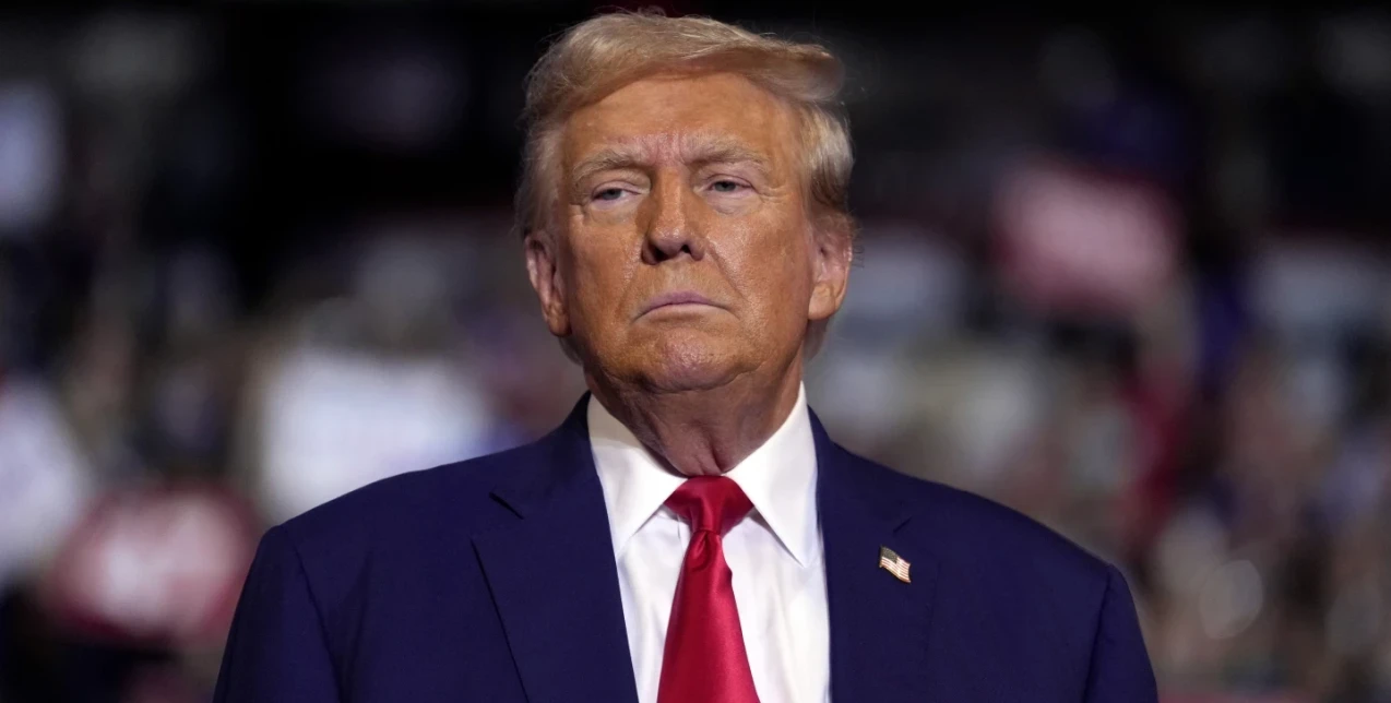 Πώς κατάφερε ο Donald Trump να οδηγήσει το BBC σε βαθιά κρίση;